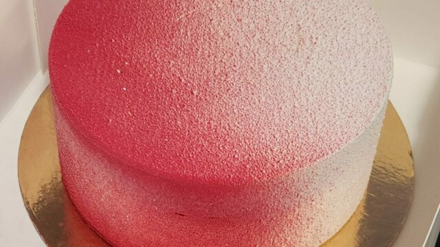 Mousse riz au lait, insert rhubarbe, dacquoise, pâte sucrée