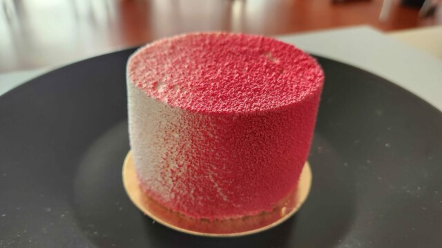 Mousse infusée au riz, insert rhubarbe et azuki, dacquoise